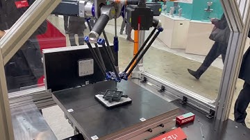 ベッコフオートメーションが「IIFES 2025」で披露した、磁気浮遊型リニア搬送システム「XPlanar」の垂直動作のデモンストレーション