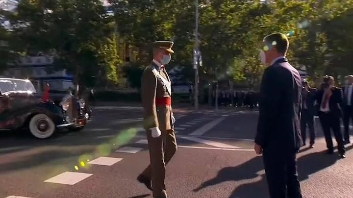 La multitud recibe a Pedro Sánchez con abucheos y gritos de "dimisión" en el desfile del 12-O