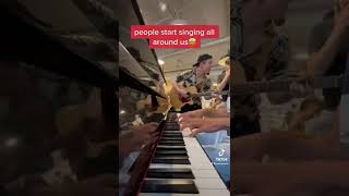 Un pianiste et un guitariste lâchent une improvisation et choquent tout le monde #zoenpiano #piano