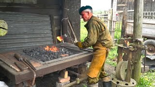 Stary KOWAL przekuwa i hartuje SIEKIERĘ w kuźni jak za dawnych lat