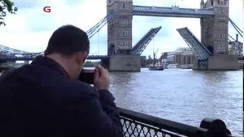 Panasonic Lumix GX7 Tutorials - Advantages of Tiltable EVF and LCD Screen