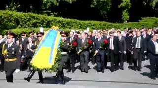 9 мая 2014 года  Яценюк и Турчинов возложили цветы Неизвестному солдату в Киеве