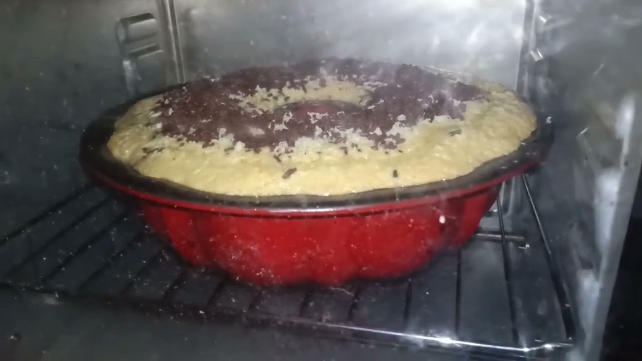 Bake sponge cake in an electric oven