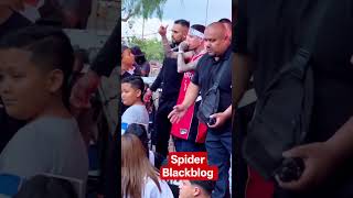 Santa Fe Klan así calma a su público en evento gratis