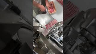 『精肉店の仕事』　スライサー技術　豚バラスライス
