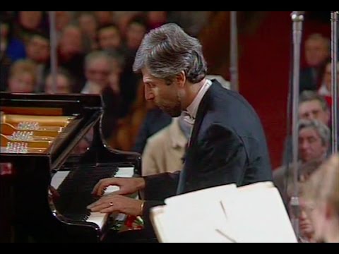 Vladimir Feltsman plays Mozart Piano Concerto no. 23, K. 488 - video 1991