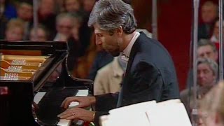 Vladimir Feltsman plays Mozart Piano Concerto no. 23, K. 488 - video 1991