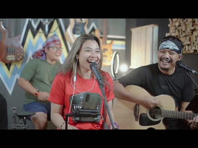 INDAH PADA WAKTUNYA (COVER BY - DELISA HERLINA&3 PEMUDA BERBAHAYA) class=