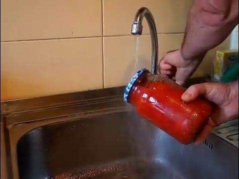 Закручивать банки. Закрутки в банках с закручивающимися крышками. Аджика картинки на банки. Сколько держать банки перевернутыми после закрутки. Банки для закатки.