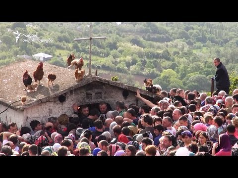 სალოცავი, სახურავზე მამლებით
