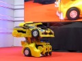 バンブルビークォーターが、ビークルモードからロボットモードへ変形する様子 - PC Watch