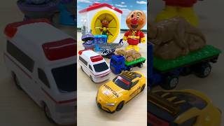 てさぐりボックスに入った乗り物、ハッピーセットトミカを取り出します