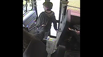 ВОДИТЕЛЬ АВТОБУСА СПАС РЕБЁНКА, КОТОРОГО ЧУТЬ НЕ СБИЛА МАШИНА / Bus driver saved a child