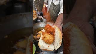 મુંબઈની શાન અને આપણું દિલ, ગરમાગરમ વડાપાઉં એટલે જલસો ફૂલ!"#vadapav #vadapaav 🙆😀😀garma garam Vada pav