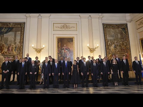 Los reyes acogen a los líderes de la OTAN en una cena oficial en el Palacio Real