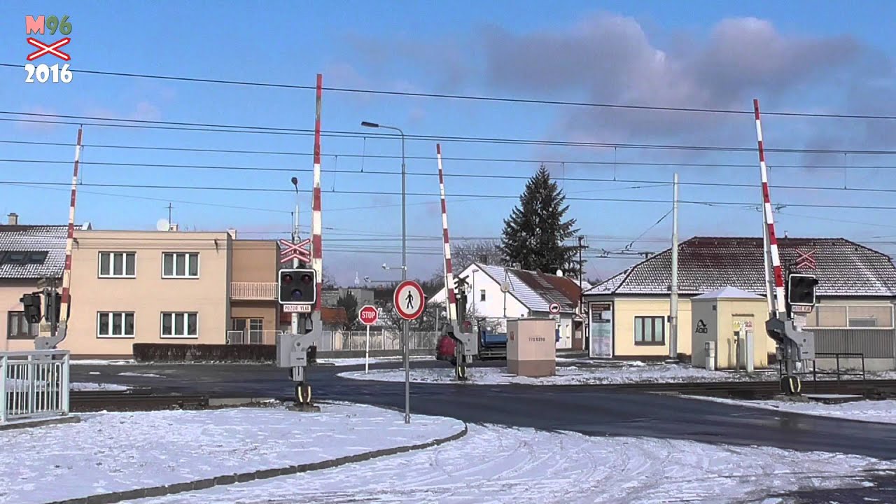 Železniční přejezd Pardubice [P4903] - 21.1.2016 / Czech railroad crossing