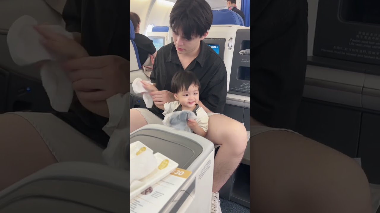 潘爸乐爷：捣蛋乐爷每次坐飞机都又调皮又乖 终于赶在台风之前到家了 BabyLEYE&pan VLOG #baby #dadlife #family #couplegoals #cutebaby