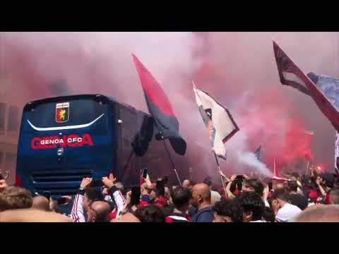 Genoa-Ascoli, i tifosi rossoblu accompagnano il pullman della squadra prima del match