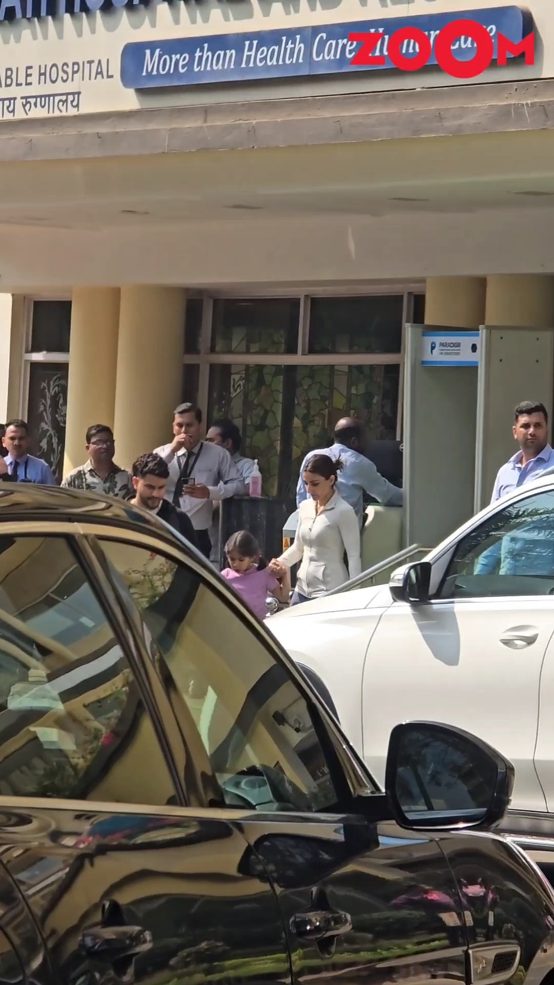 Soha Ali Khan leaves with daughter Inaaya \u0026 husband Kunal after meeting Saif Ali Khan at hospital