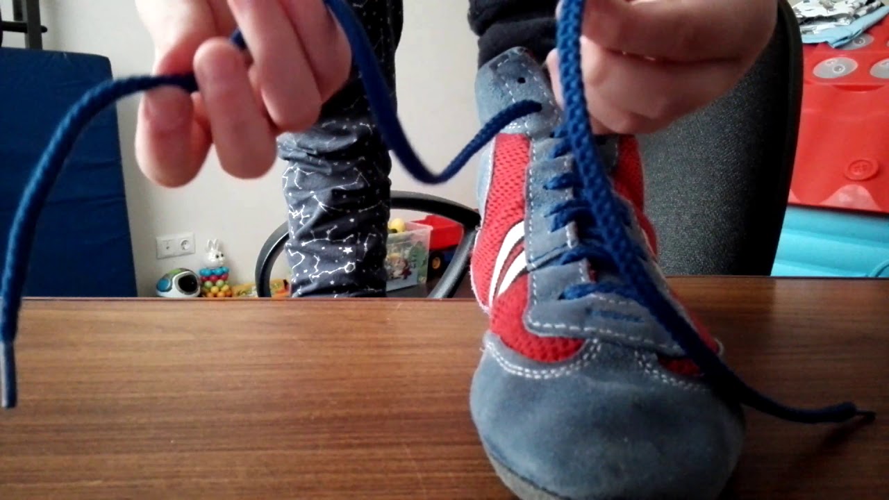 Правильная шнуровка роликов. Ребенок завязывает шнурки. Как шнуровать борцовки. Парень завязывает шнурки девушке. Как завязать шнурки видео