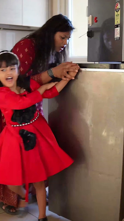 Mama rescues her stuck hand on the fridge😱🤣 Tom&Jerry #shorts