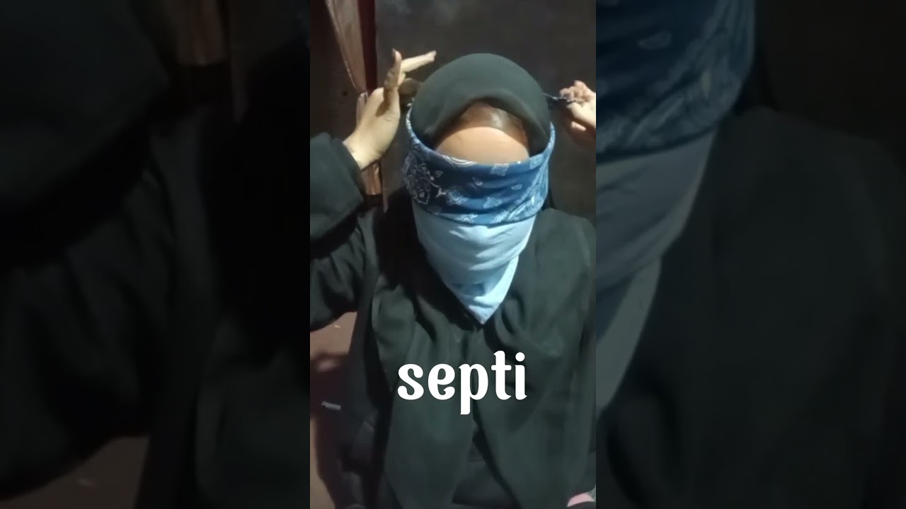 Challenge gigit saputangan dilapis masker dan tutup mata