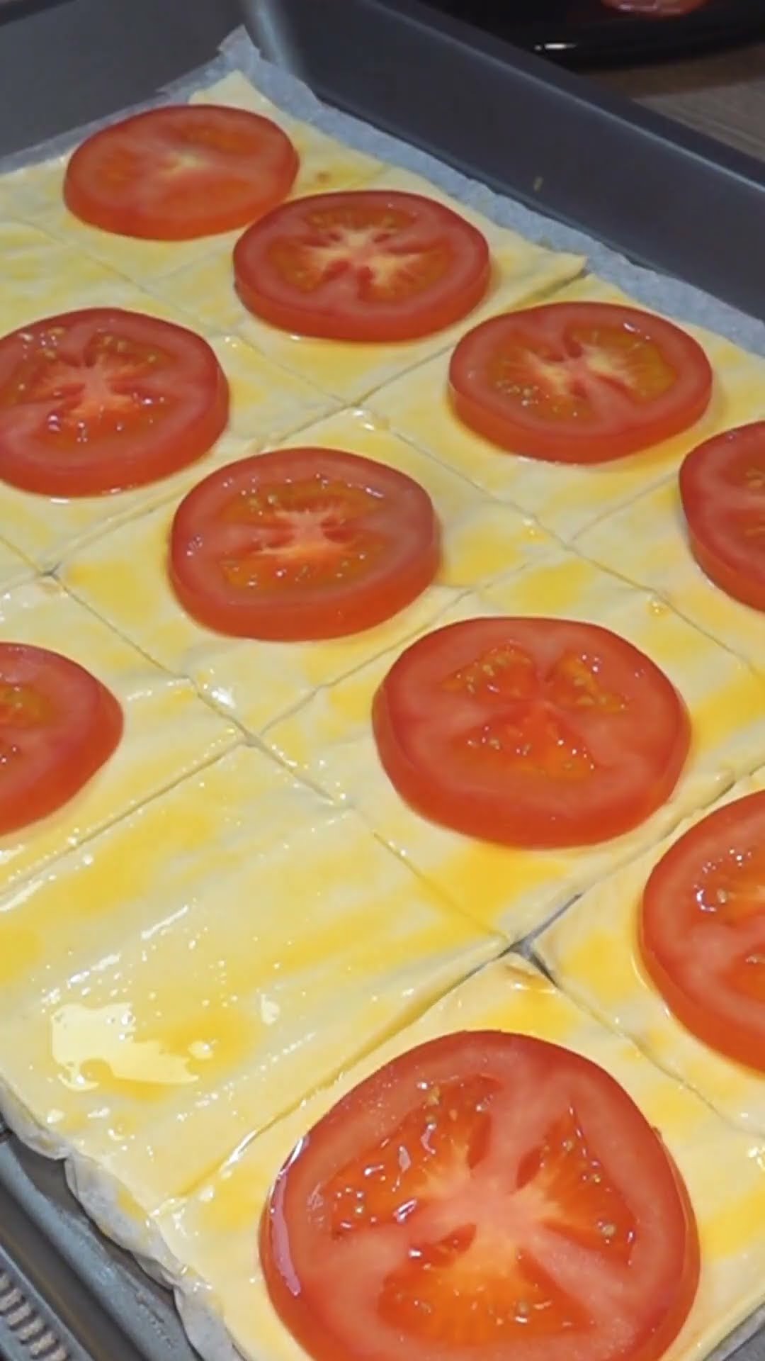 Blätterteigquadrate mit Tomaten, Knoblauch und Kräuter #shorts - YouTube