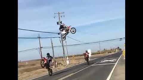 GUARDATE QUESTO MOTOCICLISTA COSA FA!! EPICO!😱😱😱