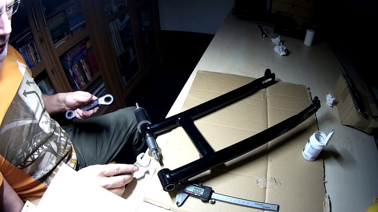 20 01 01 16 40 12 26m19s Schwinge Etz150 Gummilager Einbau - YouTube