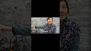 北京胡同80岁大妈和梅葆玖是邻居,30多平米房子,却说没法住 胡同平房30米是大户,可却说没法住,进门发现真相#老北京 #北京胡同 #北京大妈 #四合院