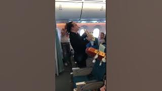 Về Quê - Trần Mạnh Tuấn biểu diễn trên độ cao 38000 feet.