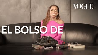 Anitta revela todo lo que guarda en su bolso EN ESPAÑOL | El bolso de | Vogue México y Latinoamérica