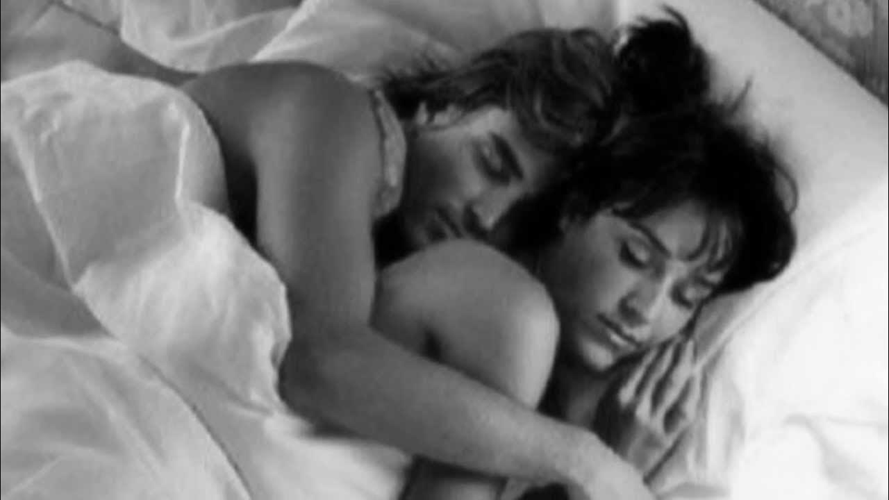 мужчина спит на груди у женщины. мужик т спящую девушку. спать в обнимку. мужик т спящую девушку. мужчина обнимает женщину.