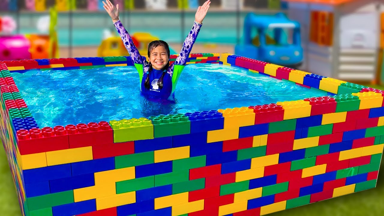 ⁣Jannie Le Enseña A Ellie A Nadar En La Piscina Para Niños | Juega Con Divertidos Juguetes Acuáticos