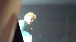 110910 SHINee Key kiss the balls @ SHINee world concert in Singapore