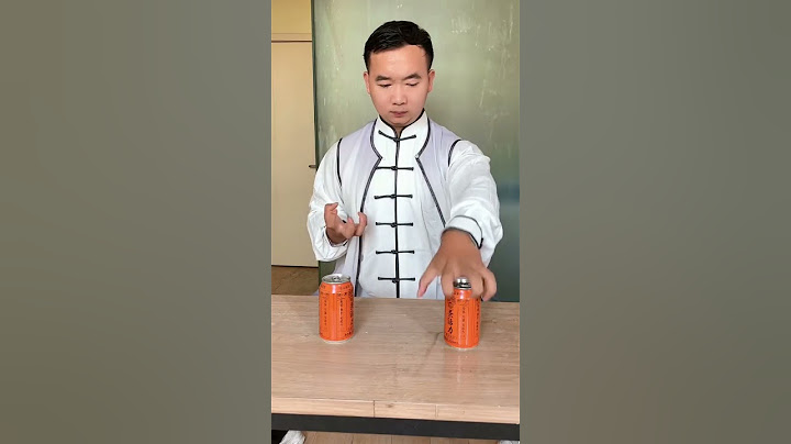 男人徒手捏碎两个啤酒瓶Man crushes two beer bottles with bare hands