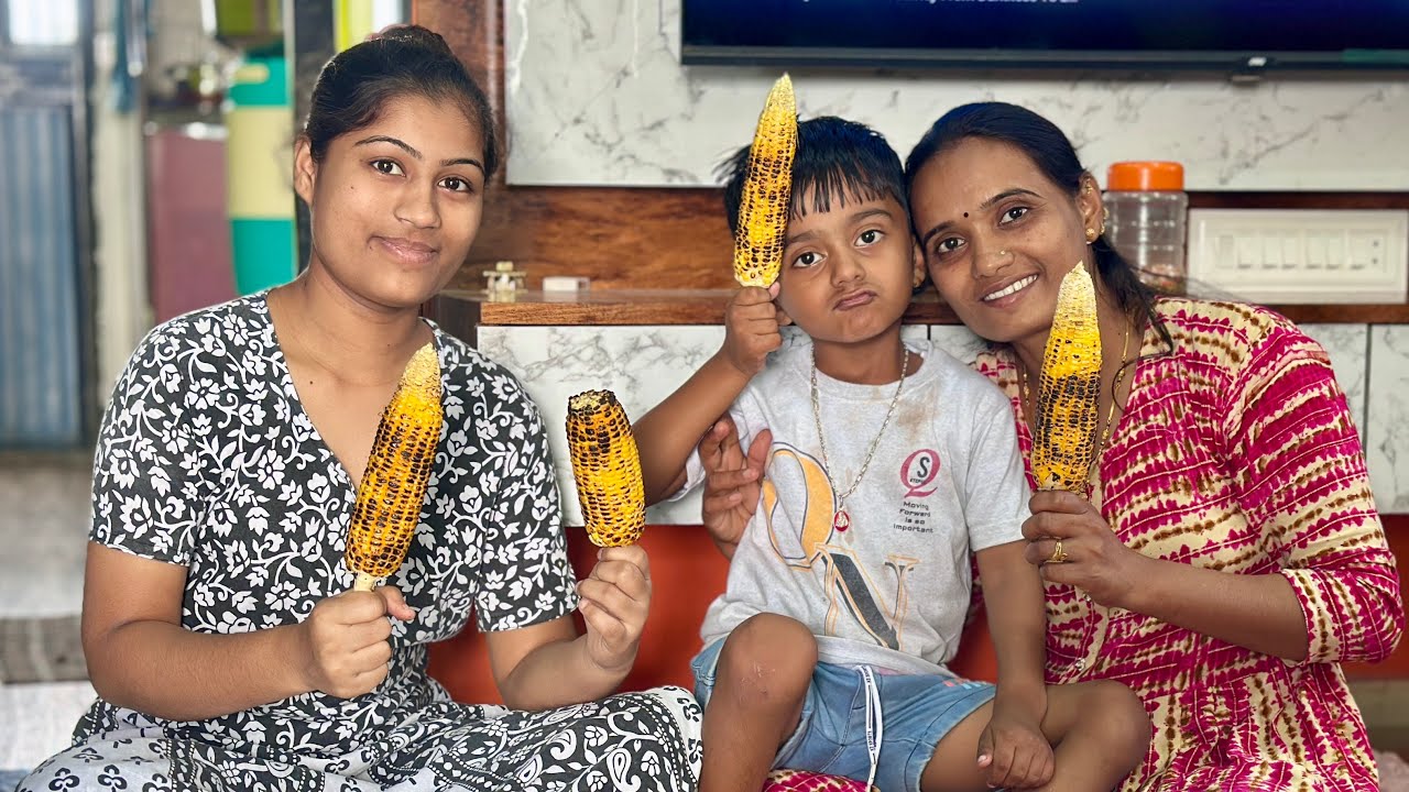 मक्याचं कणीस भाजून लिंबू मीठ लावून पार्टी 🫢