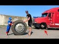 Roda sebuah truk besar jatuh - Captain America membantu Manusia