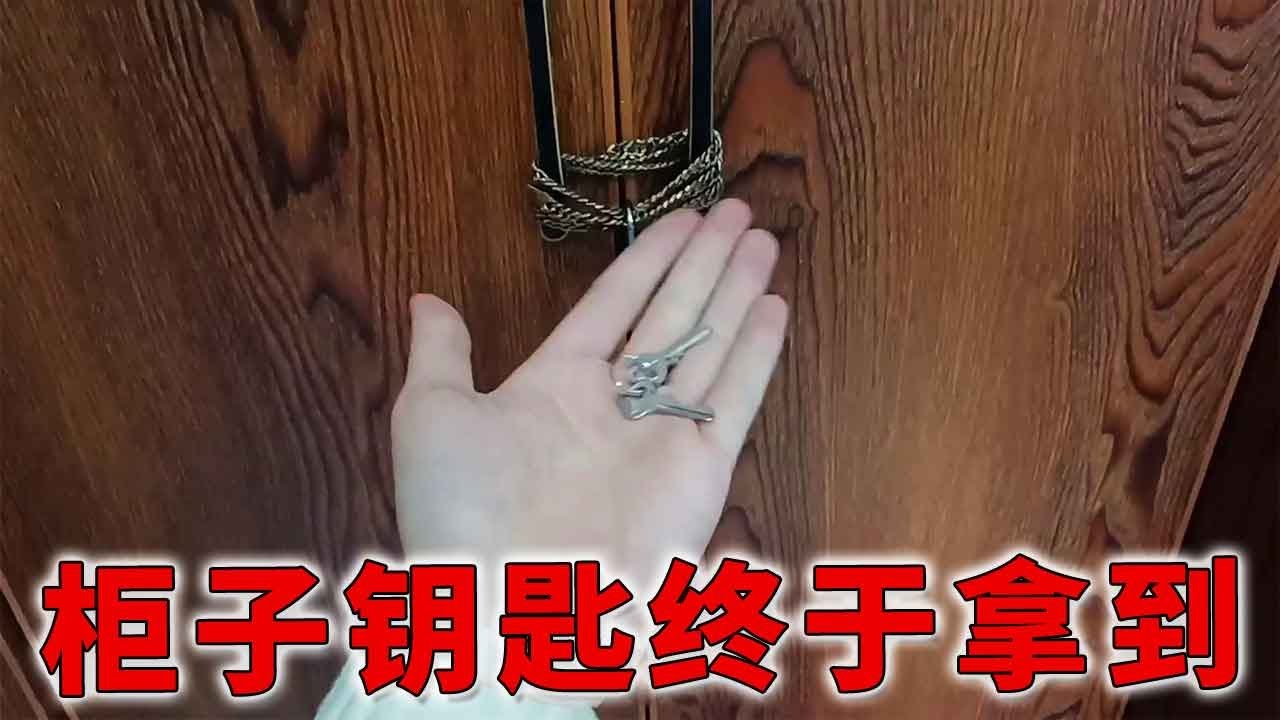 Парень получает ключ от карточного шкафа Ультрамена!