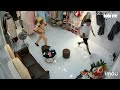 Video CSGT dừng xe tuần tra, lao vào nhà dân hỗ trợ đưa người bị đột quỵ đi cấp cứu