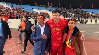 Đoàn Văn Hậu hạnh phúc bên bố mẹ sau khi vô địch AFF Cup Đoàn Văn Hậu hạnh phúc bên bố mẹ sau khi vô địch AFF Cup