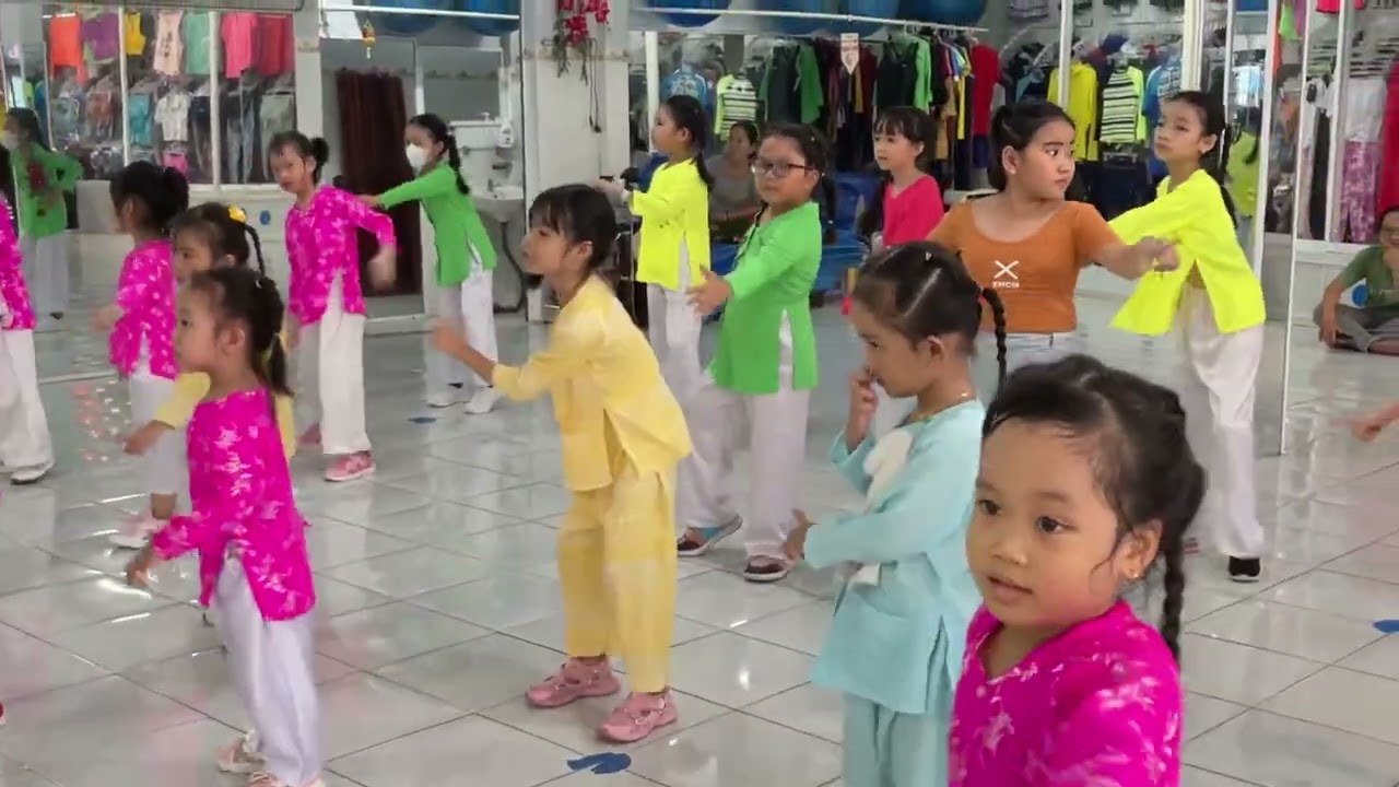 Bé tập múa em là nhất miền tây