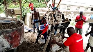 Mwenyekiti BAVICHA Taifa Mwl. John Pambalu akisaidiana na Vijana kupiga tofauti.