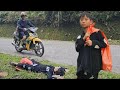 The orphan boy lying on the side of the road because of hunger and thirst was helped by passersby.