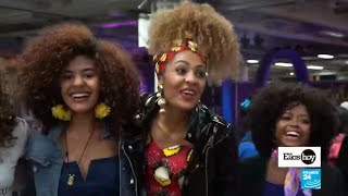 Mujeres con cabello afro o rizado buscan cambiar patrones de belleza