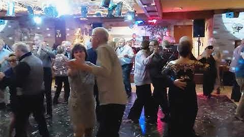 We wensen iedereen vanuit Dancing Waldeslust in Posterholt fijne feestdagen en een gezond 2026 toe. 