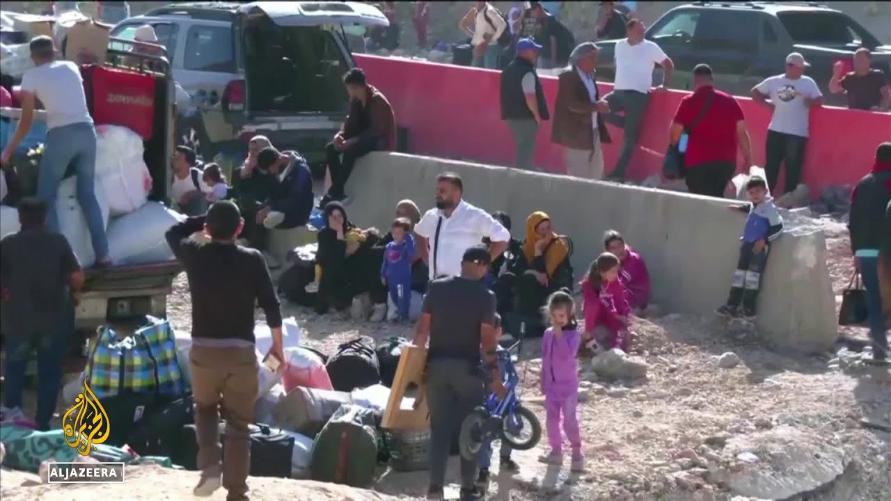 يتوافد اللاجئون إلى شمال غرب سوريا منذ أيام