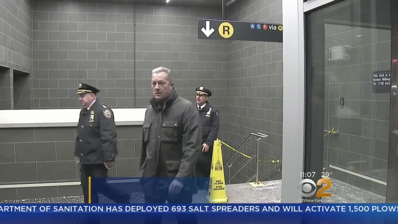 Man Dies After Being Pushed Onto Subway Tracks - YouTube