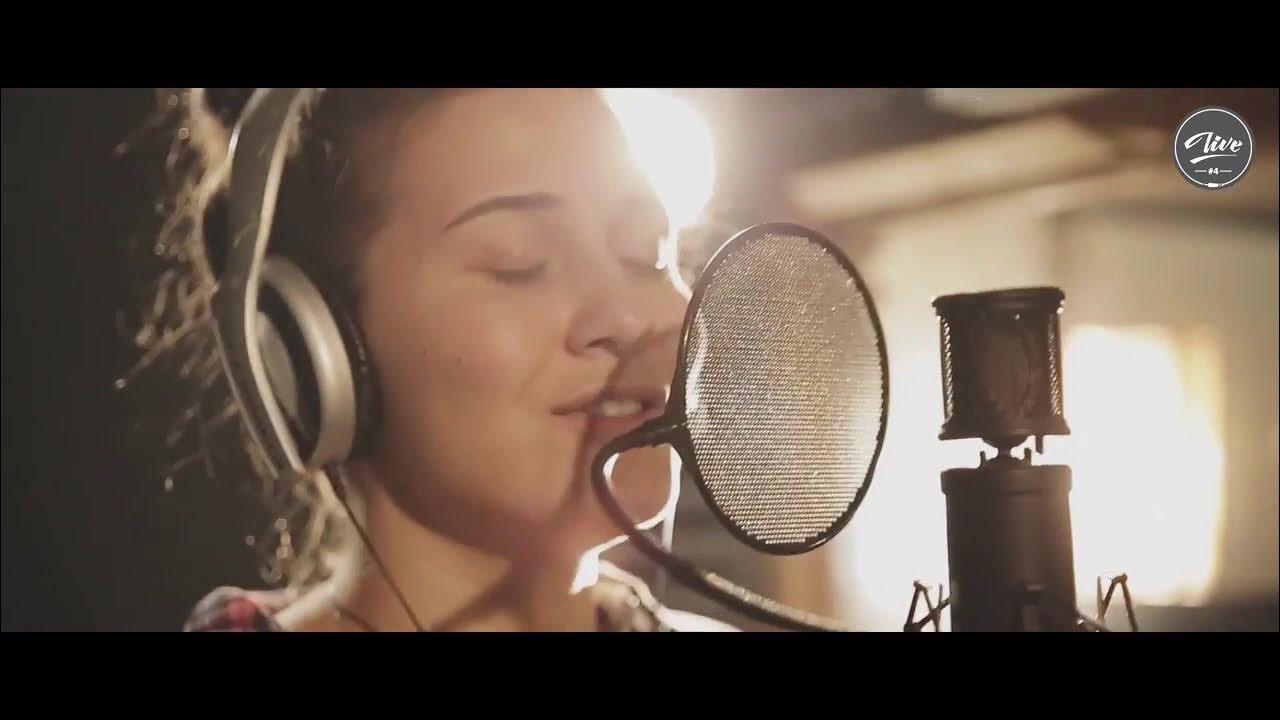 Вот и лето прошло песня поет девушка. Врти лето прошло гиф. Кавер под гитару. Песню поет девушка про венду. Девочка поет под гитару.