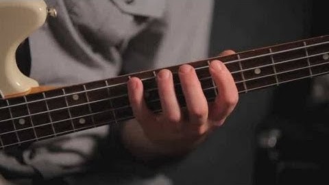 How to Play a One-Octave Scale | Bass Guitar